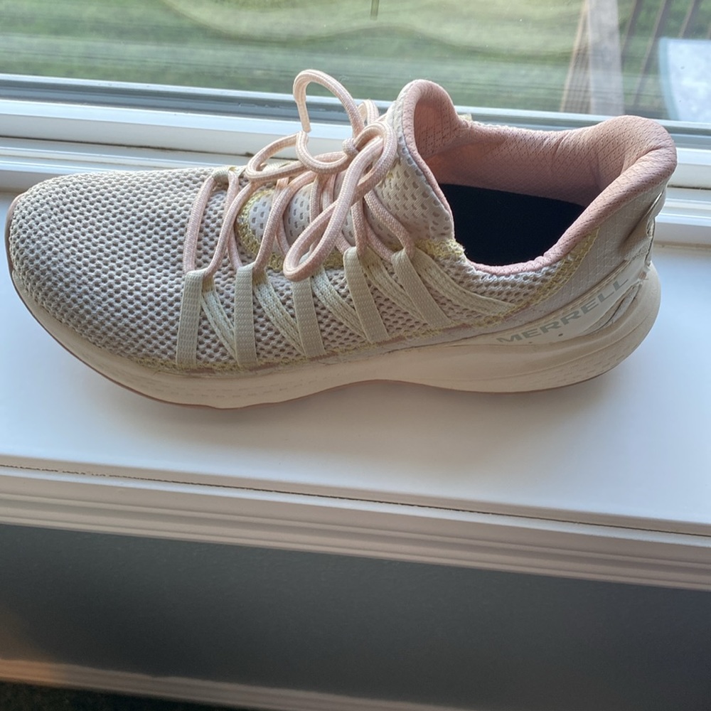 Merrell Bravada Women’s size 9 sneaker. Excellent condition.